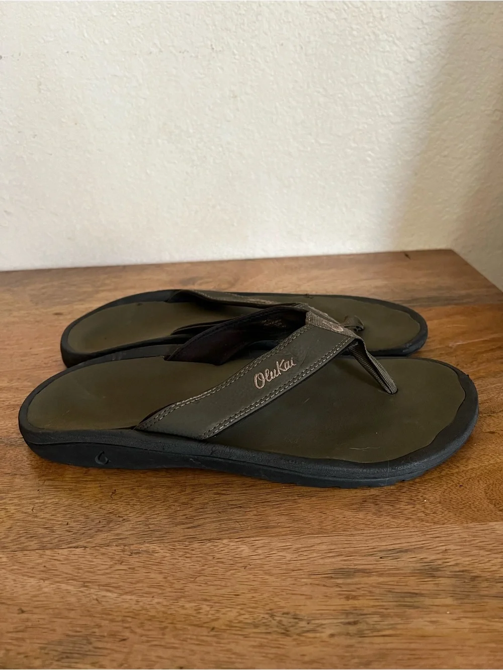 OluKai Ohana Men's Sandals, Water Resistant Flip Flops with Arch Support Size 11